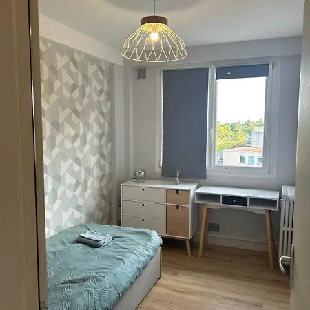 Spacious, Bright 4 Bedroom, 80 M2 *