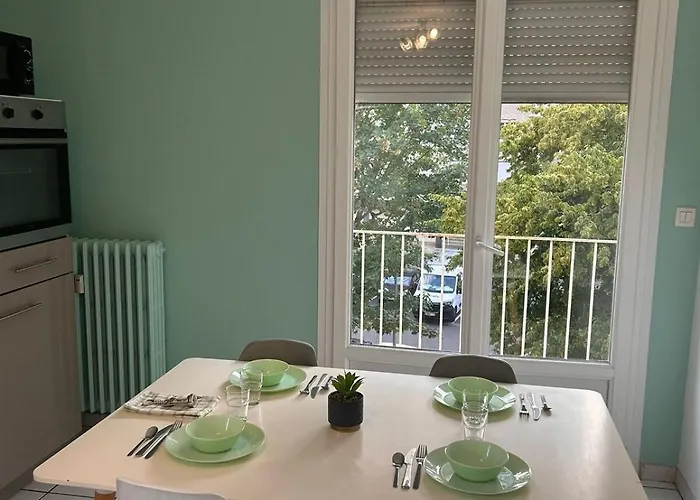 Spacious, Bright 4 Bedroom, 80 M2 *